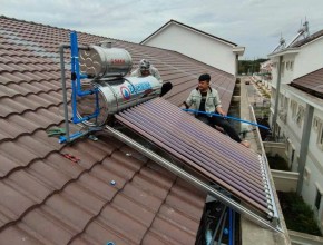 Vệ sinh máy nước nóng năng lượng mặt trời giá rẻ,chất lượng
